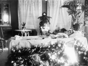 1920s man dead in bed with flowers