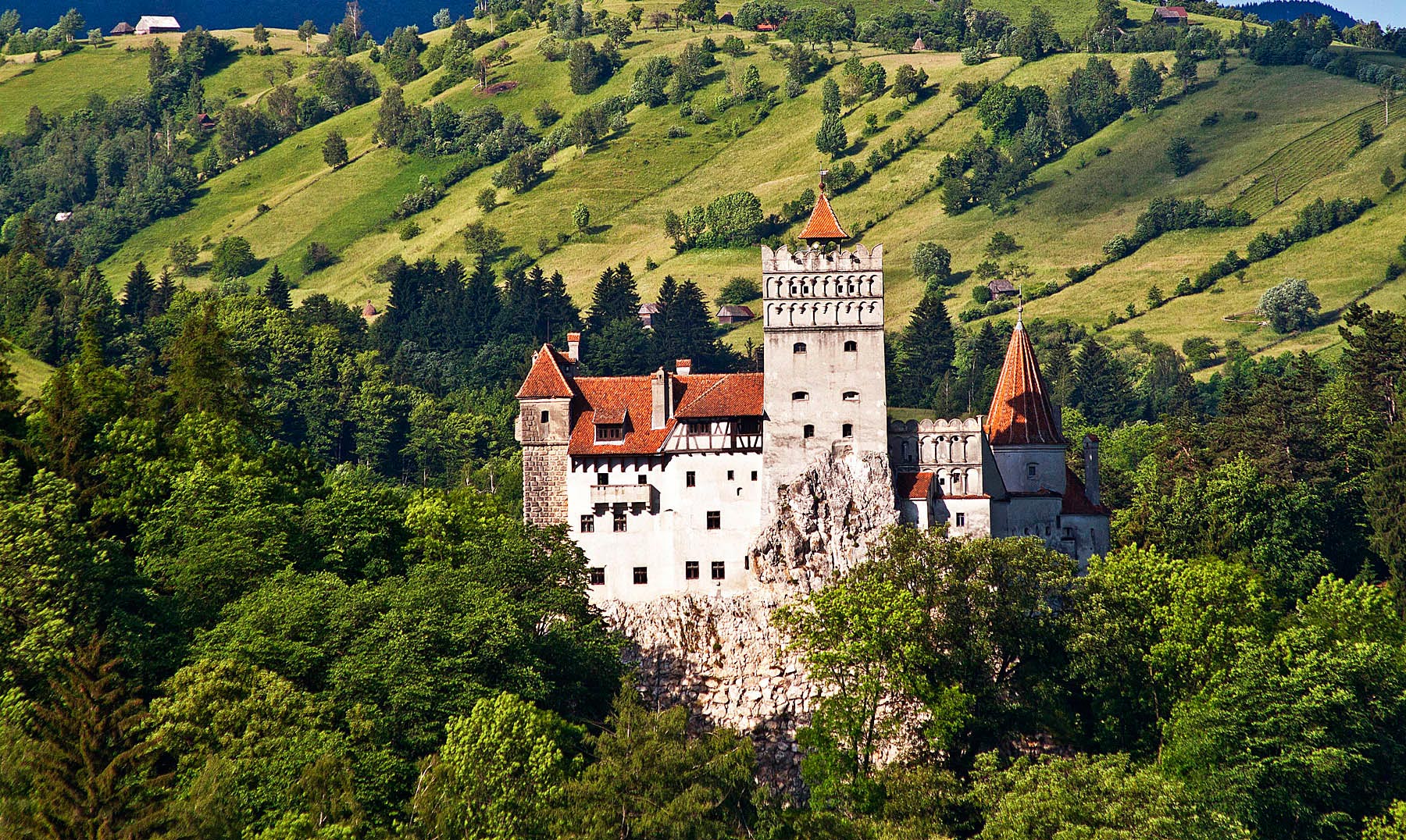 Location, location, location: the castle is nestled in amazing greenery. Image: rolandia.eu