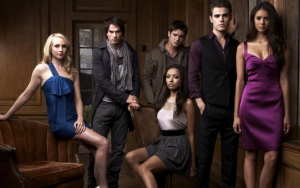 Cast of Vampire Diaries posing together